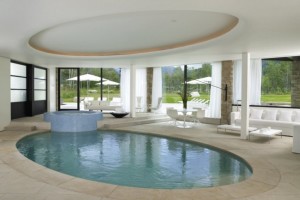 Desain Interior Ruang Santai Minimalis dengan Kolam Kecil